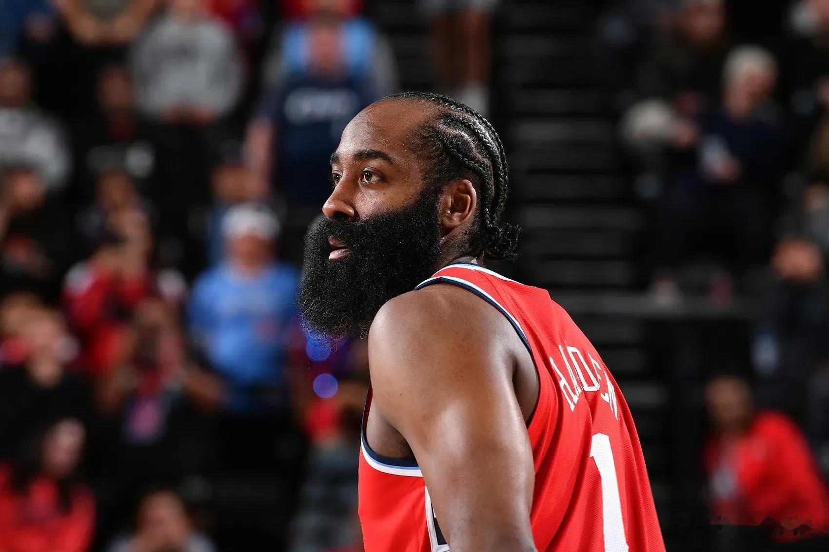 星空体育- 哈登官方宣布出色防守新规，MAD引发争议！观众掌声雷动