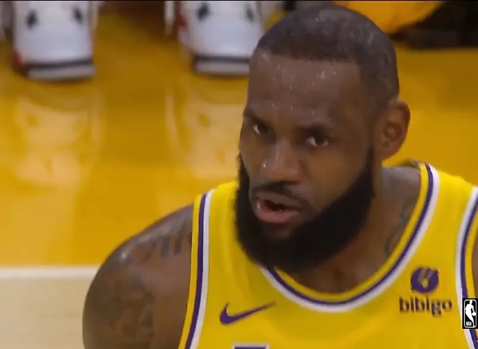 星空体育-包含詹姆斯迎来二十赛季高光表现，快船球迷沸腾！的词条