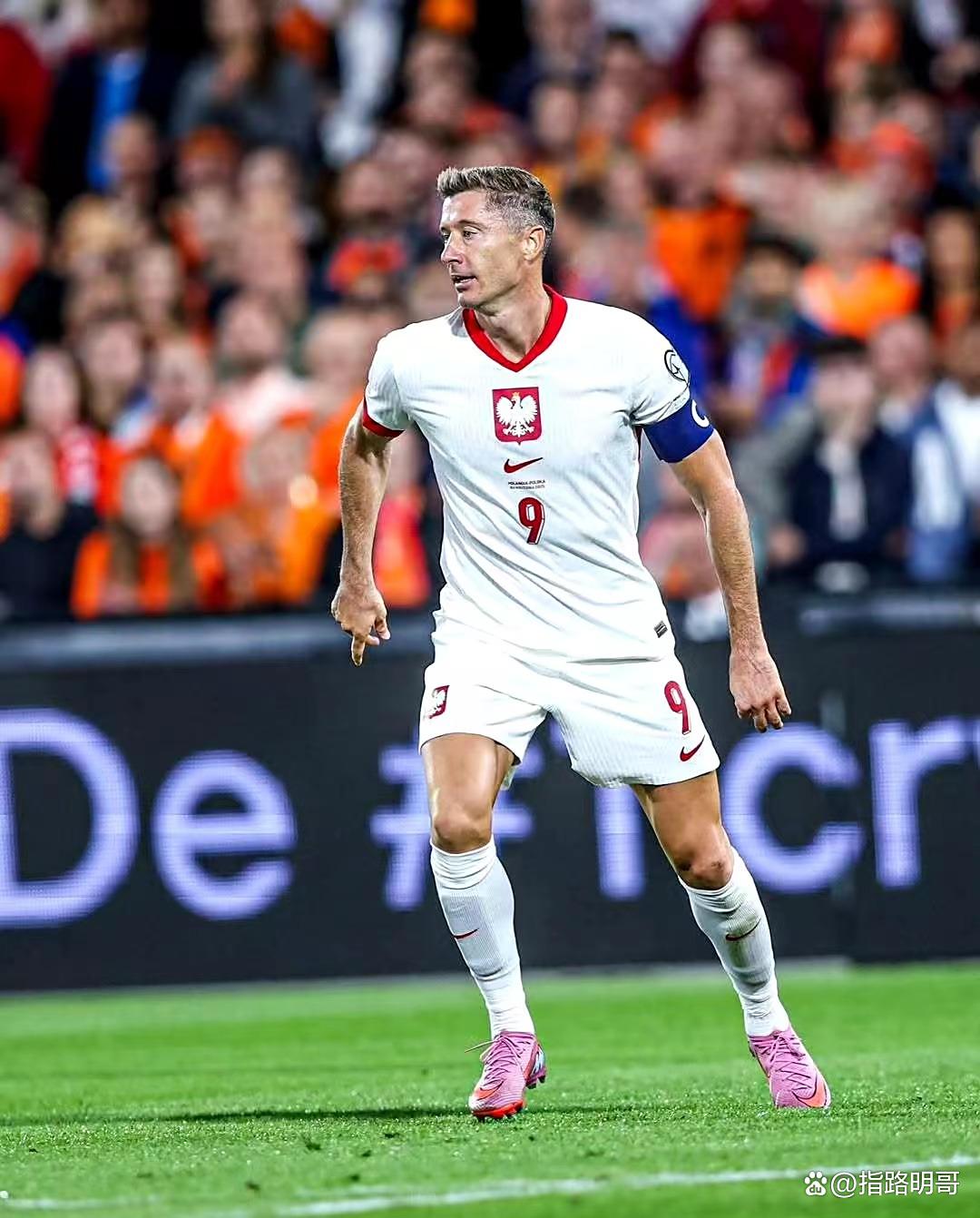 星空体育-包含莱万多夫斯基在曼联比赛中赛况扑朔迷离，惊险取胜引发热议！的词条